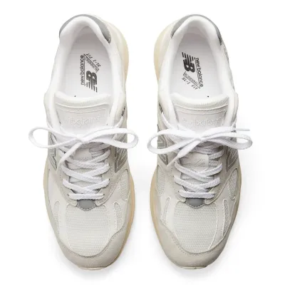 Чоловічі кросівки New Balance 991V2